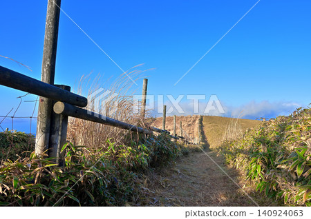 Izu Peninsula, Izu Mountain Ridge Trail, a ridge trail that passes by a pasture near Nishina Pass. (Copy space available) Izu Peninsula, Izu Mountain Ridge Trail, a ridge trail that passes by a pasture near Nishina Pass. (Copy space available) 140924063