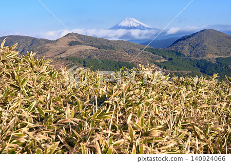 從伊豆半島伊豆山脊步道仁名峠附近的草地上可以看到富士山、禦尾台和玉山。 從伊豆半島伊豆山脊步道仁名峠附近的草地上可以看到富士山、禦尾台和玉山。 140924066