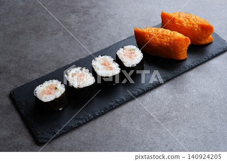 Negitoro 捲和稻荷壽司 - 一組看起來很美味的 Negitoro 捲和稻荷壽司 140924205