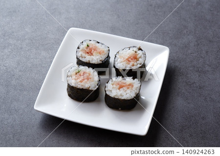 Negitoro 卷 - 經典的薄壽司卷是 Negitoro 卷，由金槍魚和蔥捲成。 140924263