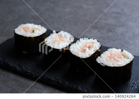 Negitoro 卷 - 經典的薄壽司卷是 Negitoro 卷,由金槍魚和蔥捲成。 Negitoro 卷 - 經典的薄壽司卷是 Negitoro 卷,由金槍魚和蔥捲成。 140924264