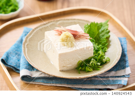 涼拌豆腐:一道夏季小菜,用硬豆腐搭配各種調味料製成。 涼拌豆腐:一道夏季小菜,用硬豆腐搭配各種調味料製成。 140924543