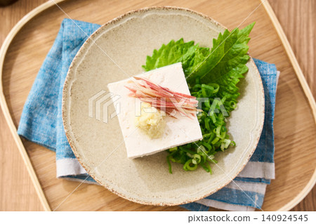涼拌豆腐:一道夏季小菜,用硬豆腐搭配各種調味料製成。 涼拌豆腐:一道夏季小菜,用硬豆腐搭配各種調味料製成。 140924545