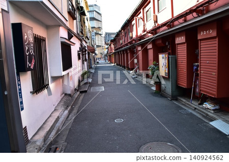 日本東京淺草仲見世店街後方：古老的街景與建築 140924562