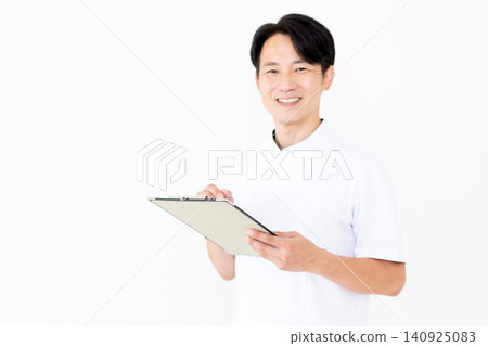 身穿白大褂的中年男性針灸師/整骨師,手持醫療問卷。 身穿白大褂的中年男性針灸師/整骨師,手持醫療問卷。 140925083