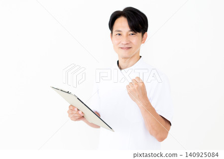 一位身穿白大褂的中年男性針灸師/整骨師手持醫療問卷,做出得意的手勢。 一位身穿白大褂的中年男性針灸師/整骨師手持醫療問卷,做出得意的手勢。 140925084