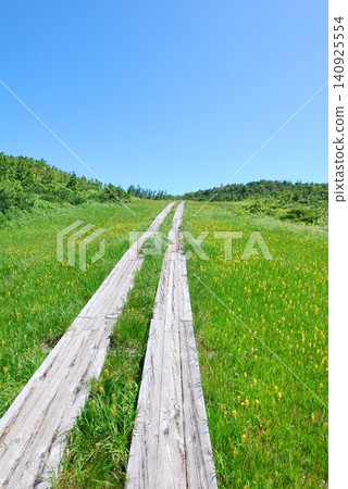 A wooden boardwalk leading to the blue sky - Oze, Mt. Hiuchigatake A wooden boardwalk leading to the blue sky - Oze, Mt. Hiuchigatake 140925554