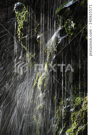 小瀑布噴出的水霧 小瀑布噴出的水霧 140925571