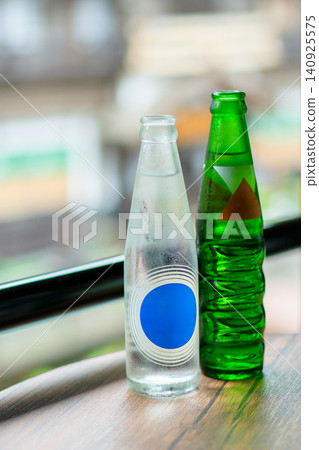 一排排昭和時代風格的復古瓶裝果汁。 一排排昭和時代風格的復古瓶裝果汁。 140925575