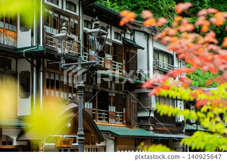 一間被綠樹環繞、煤氣燈搖曳的溫泉旅館 一間被綠樹環繞、煤氣燈搖曳的溫泉旅館 140925647