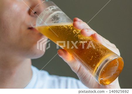 喝了一半的啤酒 140925692