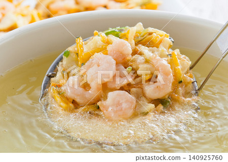 Deep-fry shrimp and shrimp fritters as tempura. Deep-fry shrimp and shrimp fritters as tempura. 140925760