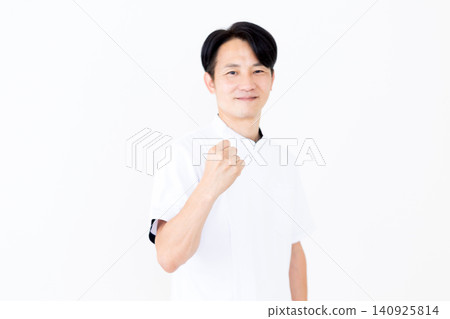 一位身穿白大褂的中年男性針灸師/整骨師擺出勝利姿勢。 140925814