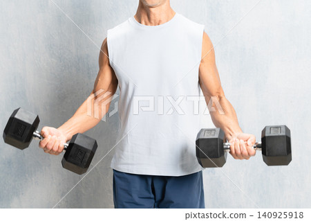 一位老年男子手持啞鈴,運動圖片 一位老年男子手持啞鈴,運動圖片 140925918