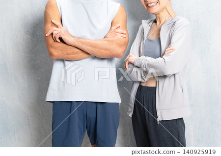 身著運動服訓練的高級男女運動員 身著運動服訓練的高級男女運動員 140925919