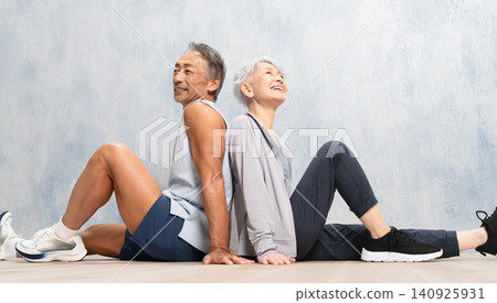 身著運動服的老年男女坐在一起,體育圖片 身著運動服的老年男女坐在一起,體育圖片 140925931