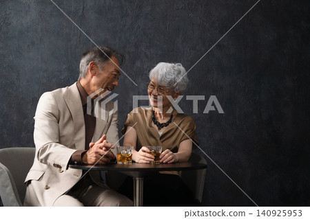 老年男女飲用白蘭地的生活風格圖片 老年男女飲用白蘭地的生活風格圖片 140925953