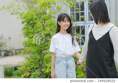 父母在花園裡玩 父母在花園裡玩 140926028