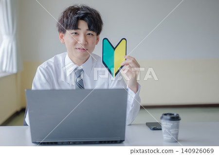 為持有新手駕照的年輕男性提供線上諮詢服務。 為持有新手駕照的年輕男性提供線上諮詢服務。 140926069