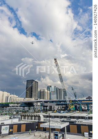 高輪站附近的重建工地和壯觀的雲層。 高輪站附近的重建工地和壯觀的雲層。 140927426