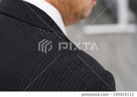 一個不講衛生的商人，肩膀上長滿了頭皮屑。 140929113