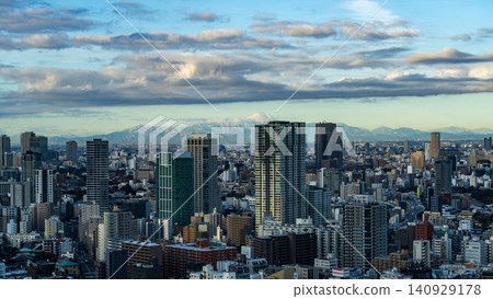 東京冬季全景城市景觀,遠處巍峨聳立著白雪皚皚的富士山。 東京冬季全景城市景觀,遠處巍峨聳立著白雪皚皚的富士山。 140929178