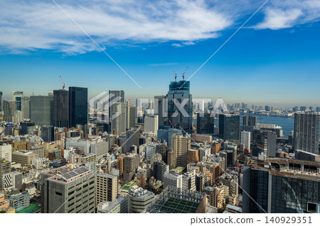 白天,東京的現代都市景觀,鱗次櫛比的摩天大樓鱗次櫛比。 白天,東京的現代都市景觀,鱗次櫛比的摩天大樓鱗次櫛比。 140929351