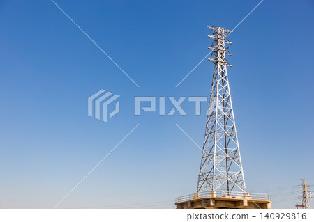 藍天下的高壓電塔與現代電力輸配基礎設施 藍天下的高壓電塔與現代電力輸配基礎設施 140929816