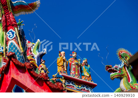 Taiwanese traditional temple roof cutting and carving and eaves decoration art Taiwanese traditional temple roof cutting and carving and eaves decoration art 140929910