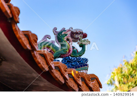 Taiwanese traditional temple roof cutting and carving and eaves decoration art Taiwanese traditional temple roof cutting and carving and eaves decoration art 140929914