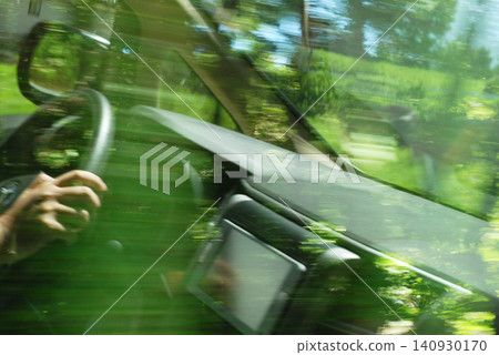 駕車途中從車內看到的森林景觀。 駕車途中從車內看到的森林景觀。 140930170