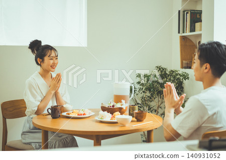 一對夫妻在享用家常菜前說「いただきます」。 一對夫妻在享用家常菜前說「いただきます」。 140931052