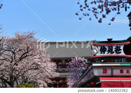 日本東京：淺草寺寶藏門和寫著「小菜町」的巨型燈籠，以及春天的仲見世街和盛開的櫻花。 140932362