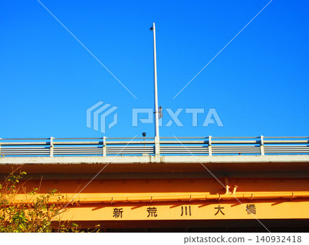 藍天下，可以看到連接埼玉縣河口市和東京都北區的新荒川大橋。 140932418