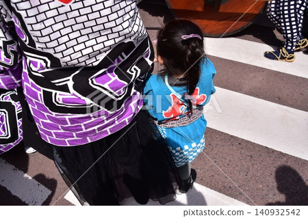 A family participating in the Inuyama Spring Festival in Inuyama City, Aichi Prefecture, Japan; a girl wearing a traditional happi coat. A family participating in the Inuyama Spring Festival in Inuyama City, Aichi Prefecture, Japan; a girl wearing a traditional happi coat. 140932542