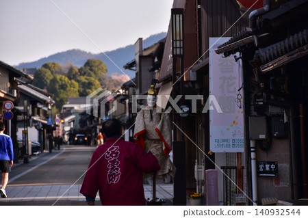 一位身穿法被、手提機械人偶的男子參加了愛知縣犬山市的犬山春季祭典;這是清晨城下町的景象。 一位身穿法被、手提機械人偶的男子參加了愛知縣犬山市的犬山春季祭典;這是清晨城下町的景象。 140932544