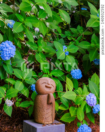 Hydrangea and Jizo (vertical) Hydrangea and Jizo (vertical) 140932592