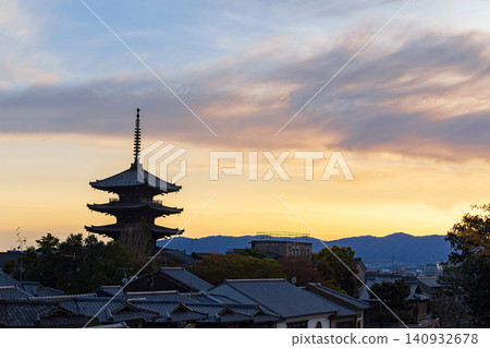 Evening view of Higashiyama in the ancient capital of Kyoto Evening view of Higashiyama in the ancient capital of Kyoto 140932678
