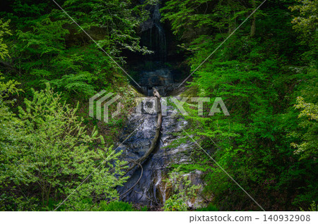 [Okusobana Valley] Cliffside waterfall and fresh greenery [Kinasato, Nagano City] 140932908