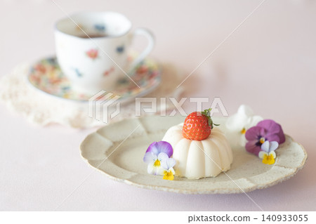 Strawberry and flower bavarois Strawberry and flower bavarois 140933055
