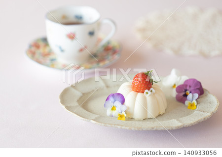 Strawberry and flower bavarois Strawberry and flower bavarois 140933056