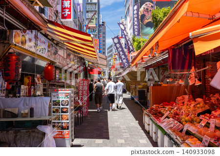A bustling shopping street scene in Ueno's Ameyoko. 140933098