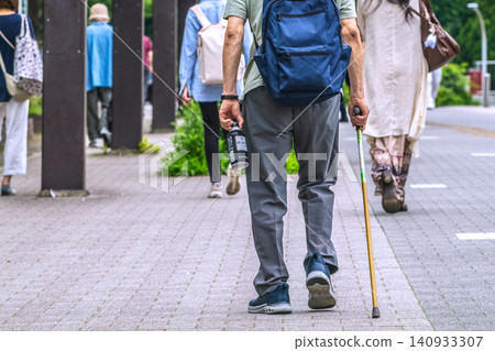 日本橫濱的城市景觀:一位拄著拐杖的老人…老化社會,生命的意義…= 橫濱市 日本橫濱的城市景觀:一位拄著拐杖的老人…老化社會,生命的意義…= 橫濱市 140933307