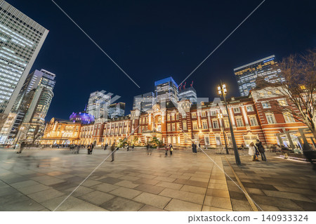 Tokyo Station's city night view: The illuminated station building and skyscrapers [Chiyoda Ward, Tokyo] 140933324