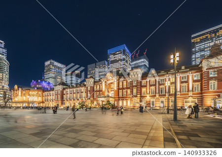 Tokyo Station's city night view: The illuminated station building and skyscrapers [Chiyoda Ward, Tokyo] 140933326