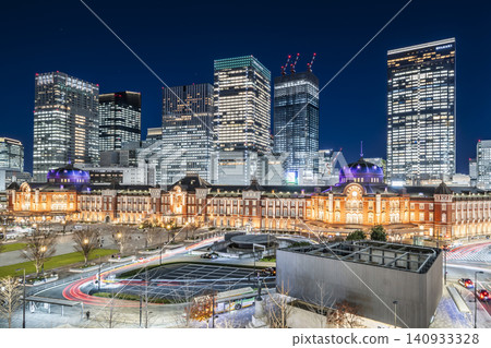 東京車站的城市夜景：燈火輝煌的車站大樓和八重洲天際線 [東京都千代田區] 140933328