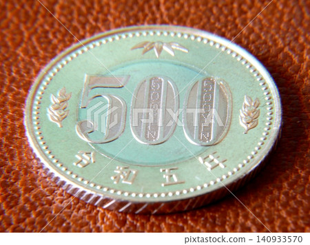 Japanese currency: 500 yen coin Japanese currency: 500 yen coin 140933570