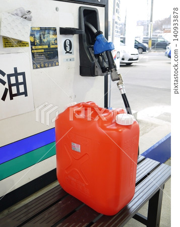 在加油站將煤油灌入塑膠容器中 在加油站將煤油灌入塑膠容器中 140933878