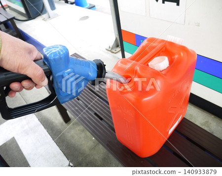 在加油站將煤油灌入塑膠容器中 在加油站將煤油灌入塑膠容器中 140933879