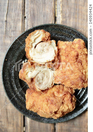 一塊大而多汁的炸雞腿肉,捲起來後油炸而成。 一塊大而多汁的炸雞腿肉,捲起來後油炸而成。 140934424